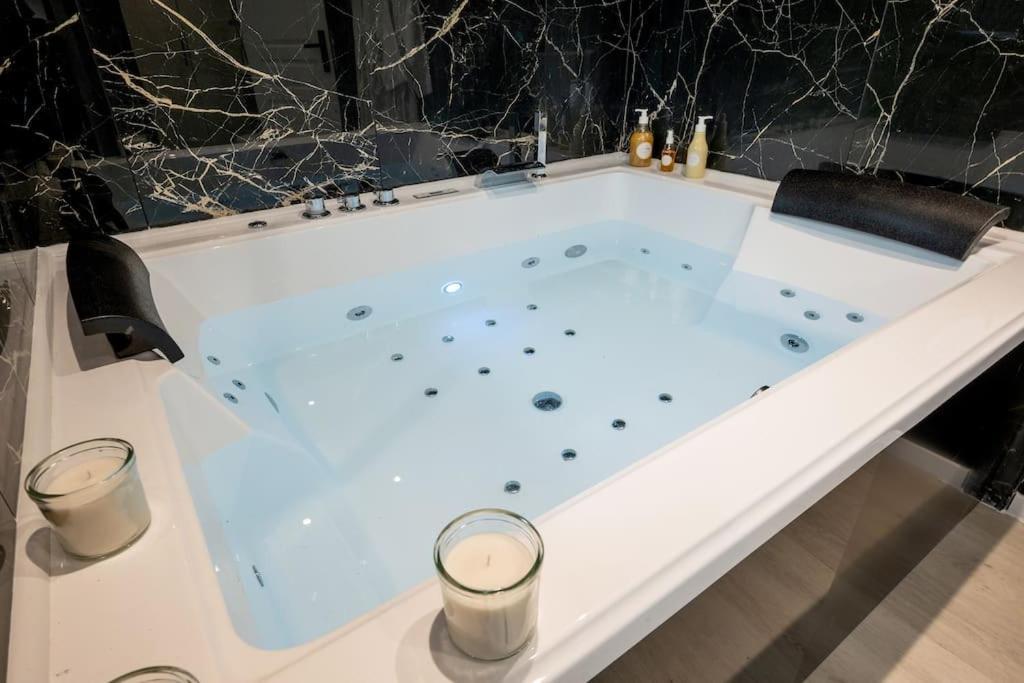 * Love Room Jacuzzi * Aubie-et-Espessas 외부 사진